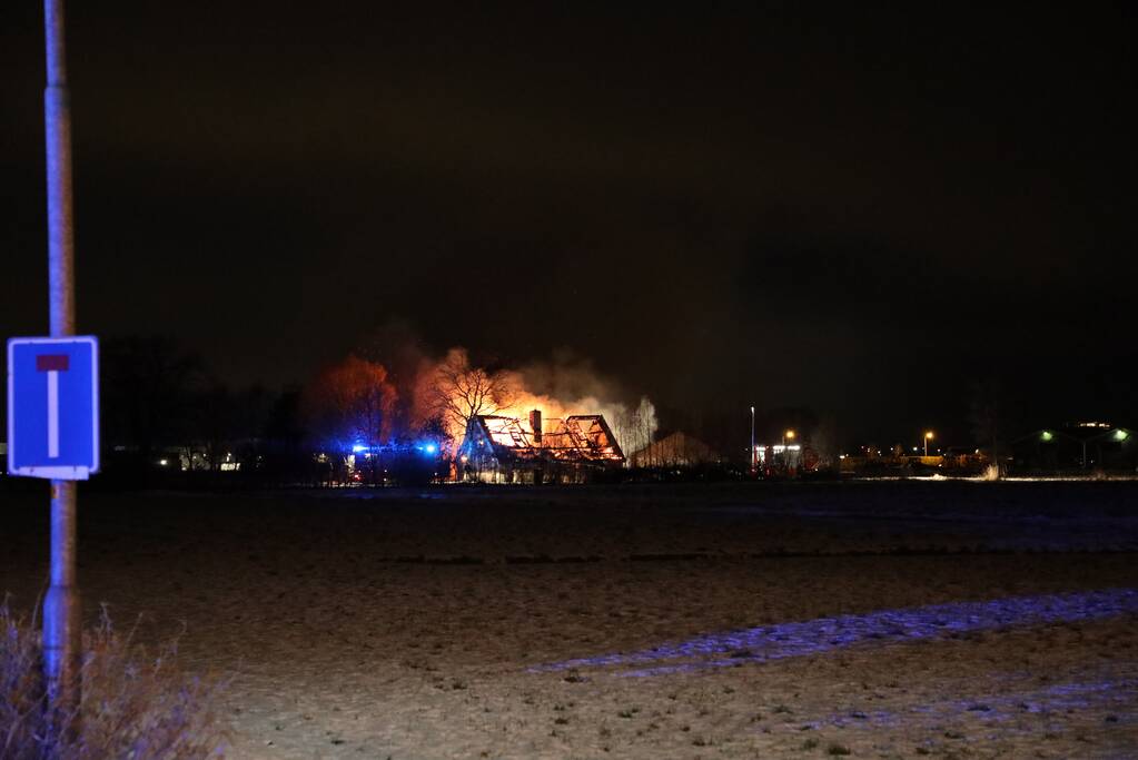 Woonboerderij gaat in vlammen op