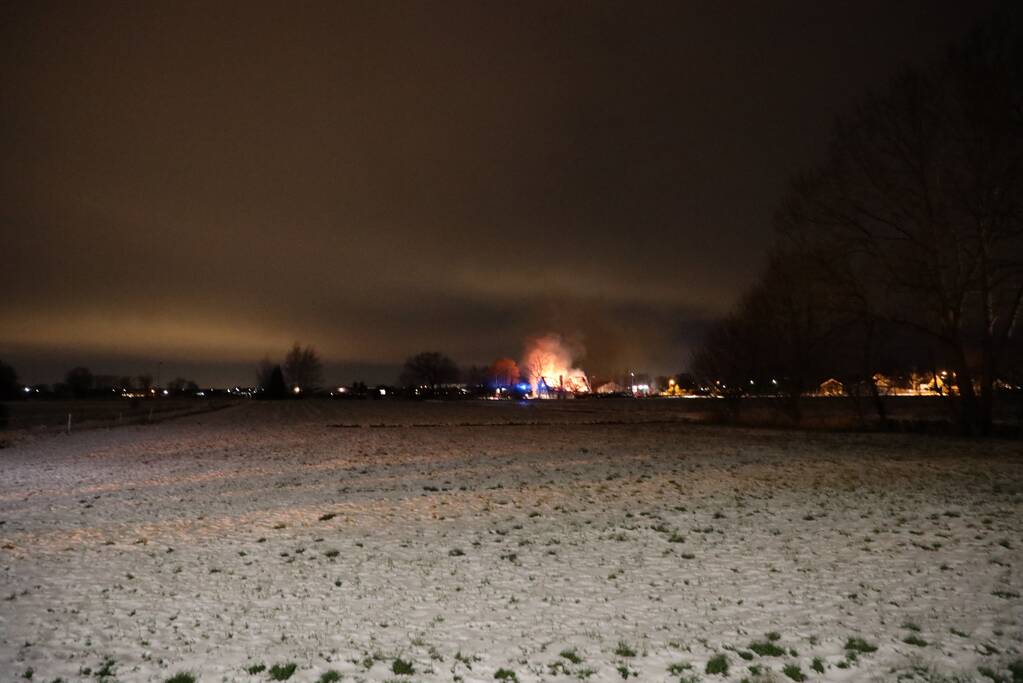 Woonboerderij gaat in vlammen op