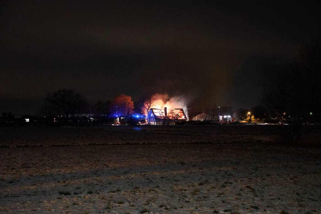 Woonboerderij gaat in vlammen op