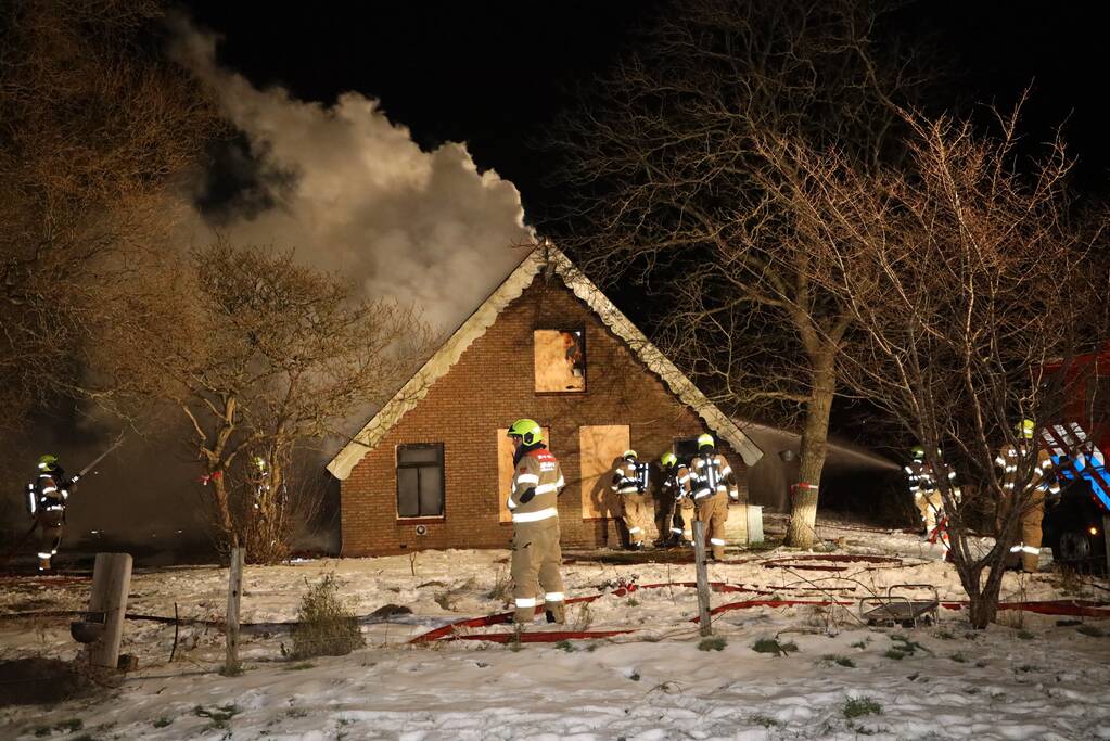 Woonboerderij gaat in vlammen op