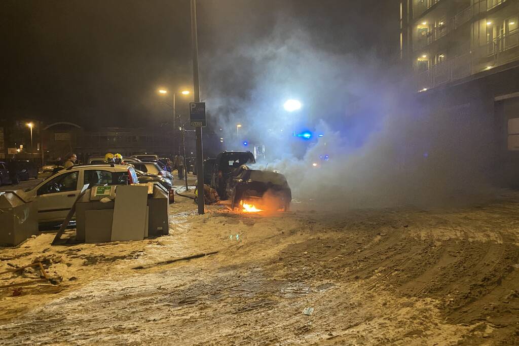 Twee auto's verwoest door brand