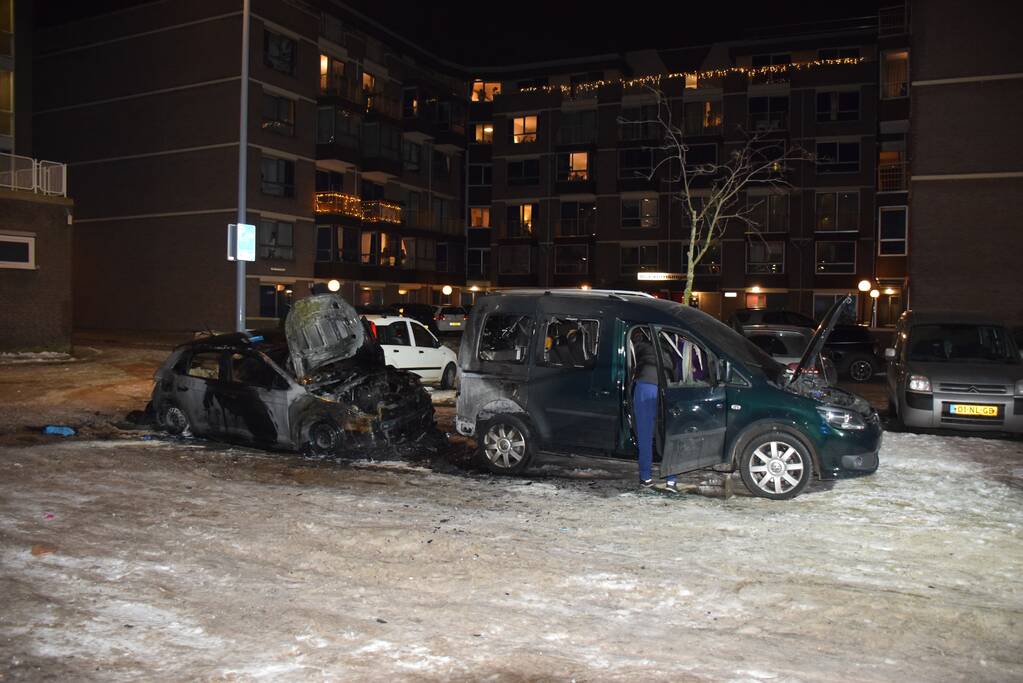 Twee auto's verwoest door brand