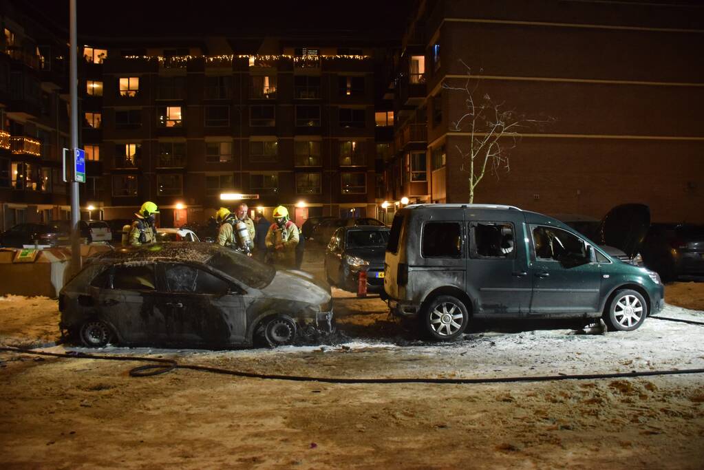 Twee auto's verwoest door brand