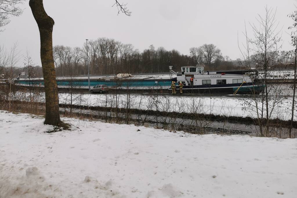 Binnenvaartschip in de problemen bij sluis