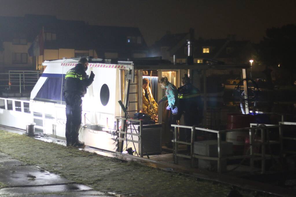 Omstanders redden man uit water