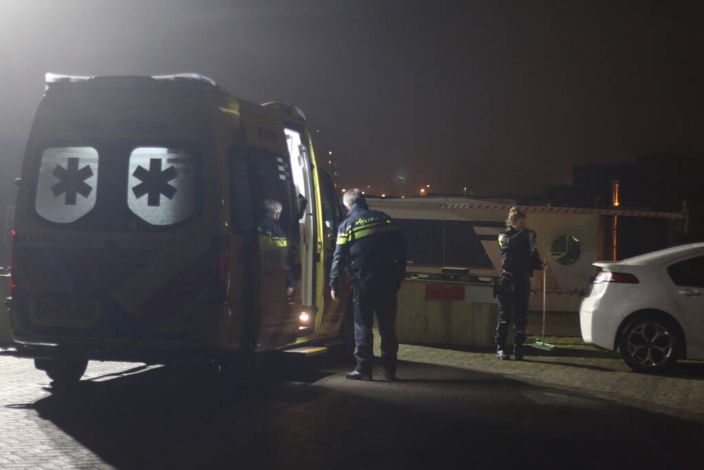 Omstanders redden man uit water