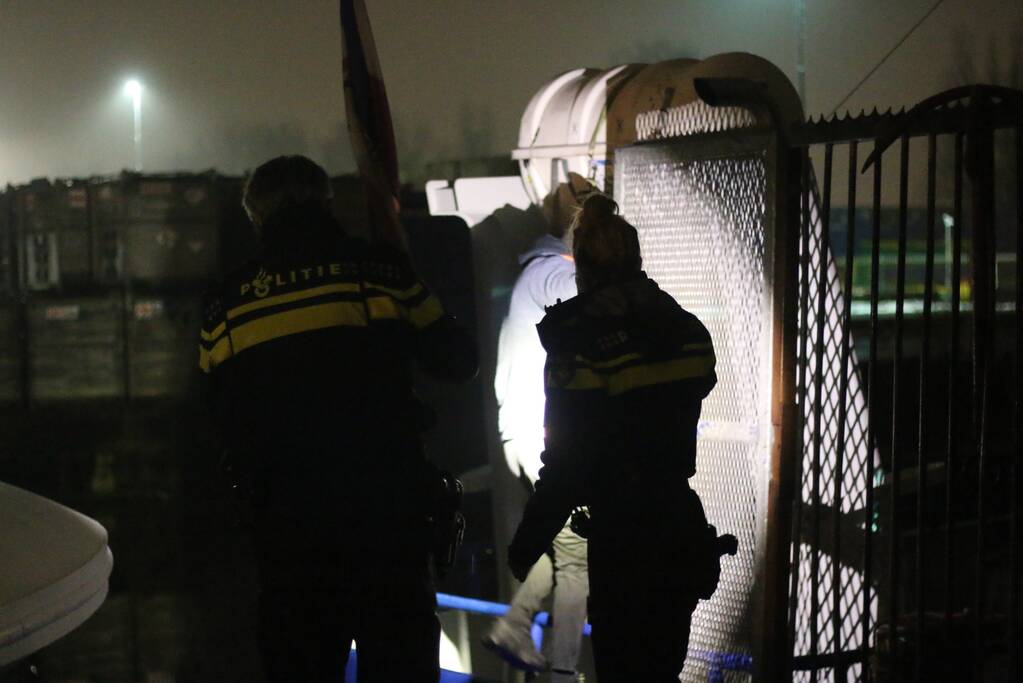 Omstanders redden man uit water