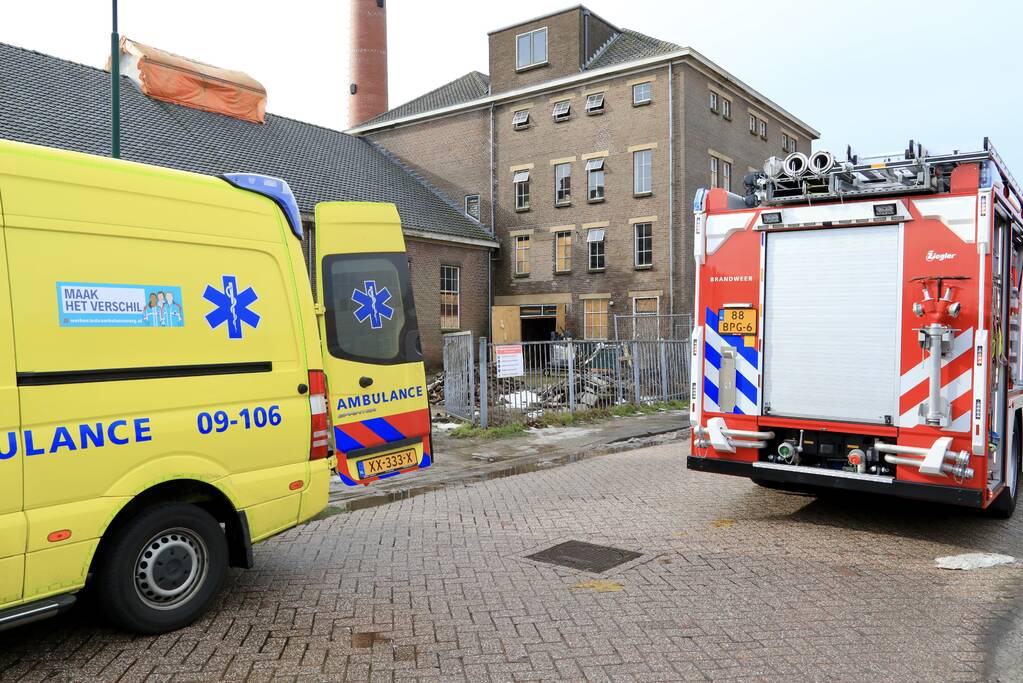 Persoon bekneld onder betonnen plaat