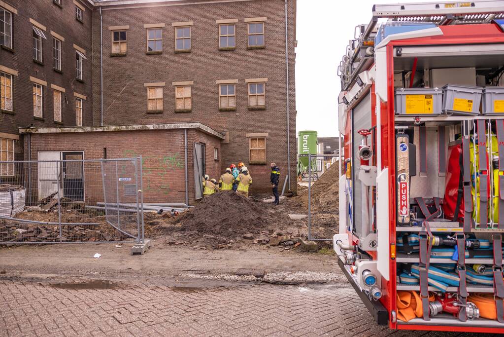 Persoon bekneld onder betonnen plaat