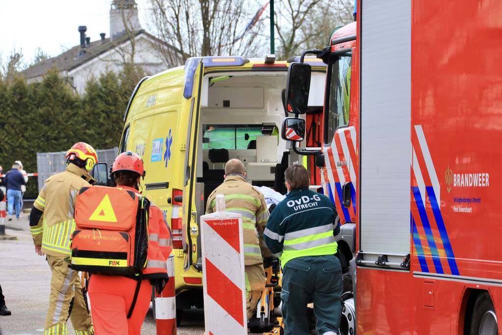 Persoon bekneld onder betonnen plaat