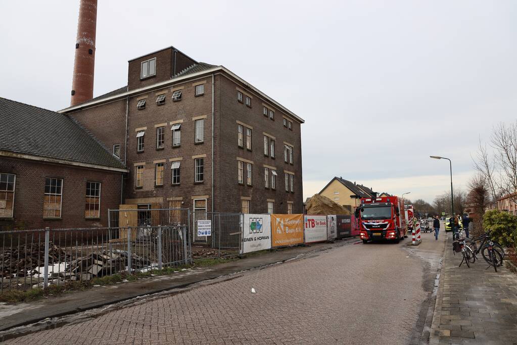 Persoon bekneld onder betonnen plaat