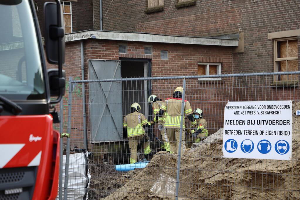 Persoon bekneld onder betonnen plaat