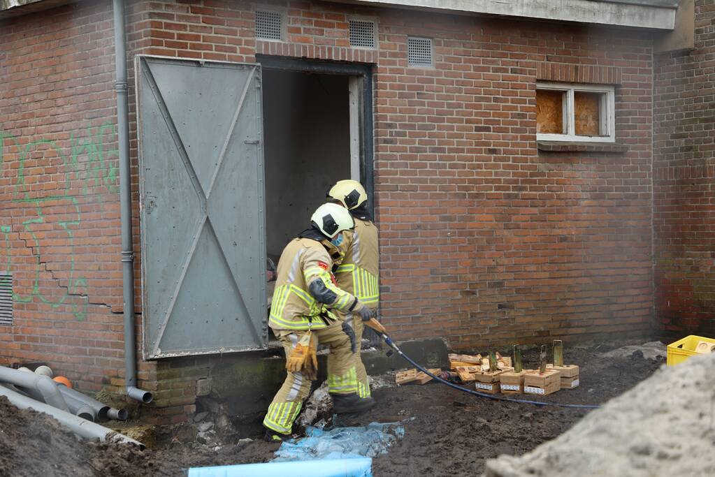 Persoon bekneld onder betonnen plaat