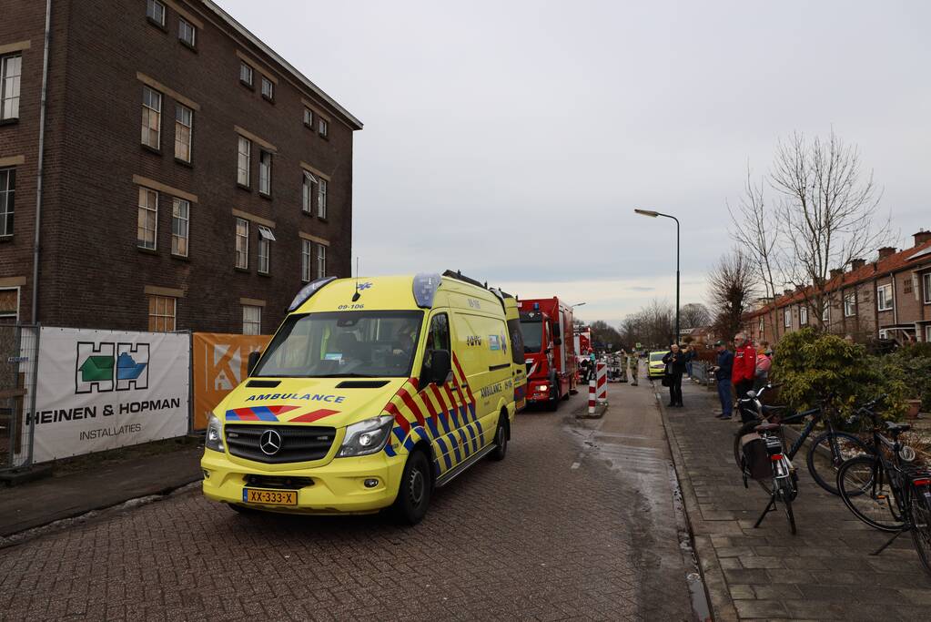 Persoon bekneld onder betonnen plaat