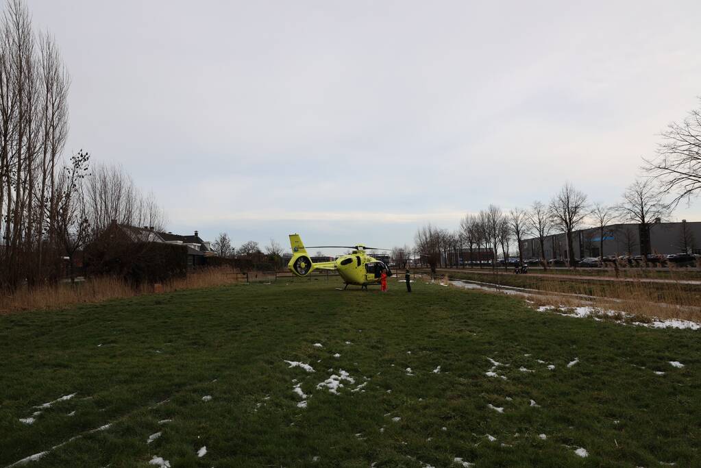 Persoon bekneld onder betonnen plaat