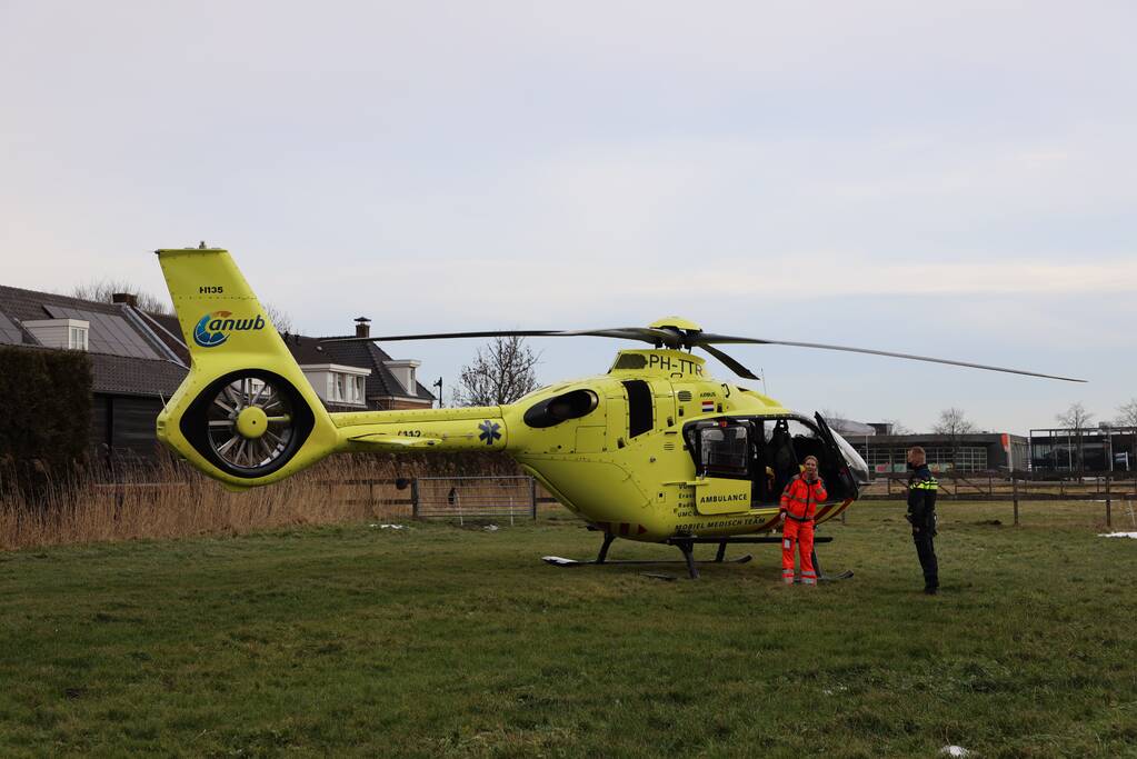 Persoon bekneld onder betonnen plaat