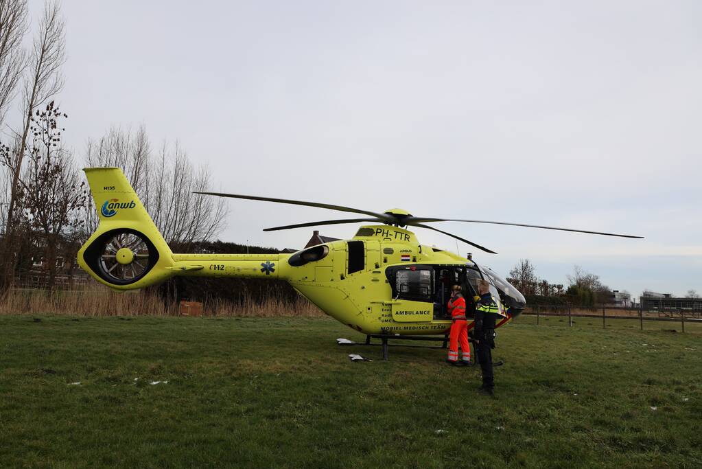 Persoon bekneld onder betonnen plaat