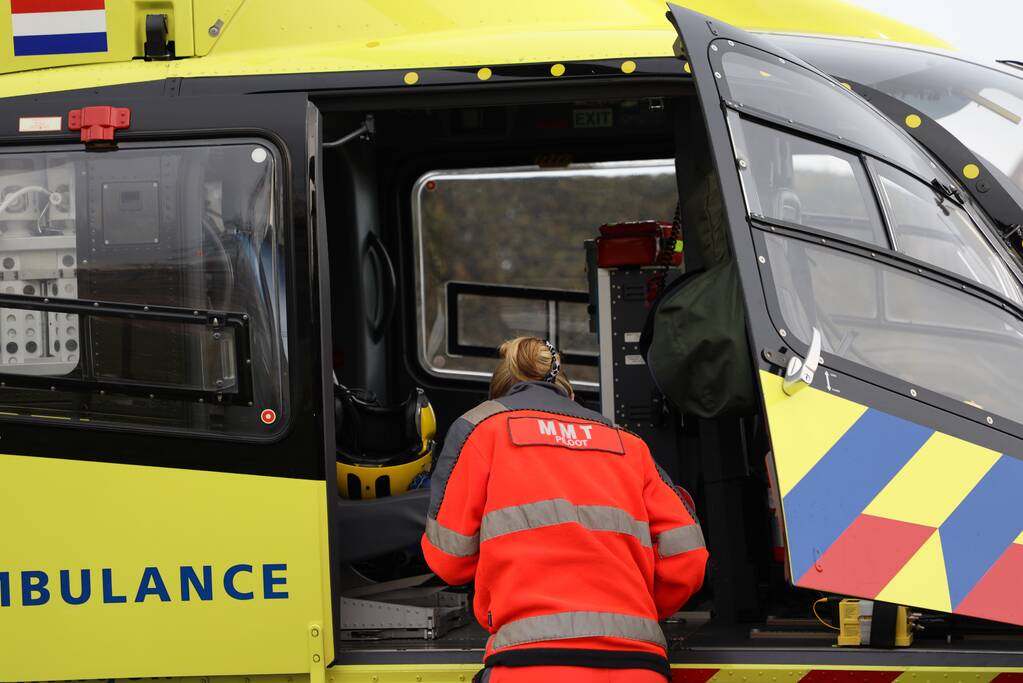 Persoon bekneld onder betonnen plaat