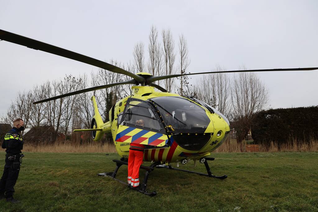 Persoon bekneld onder betonnen plaat