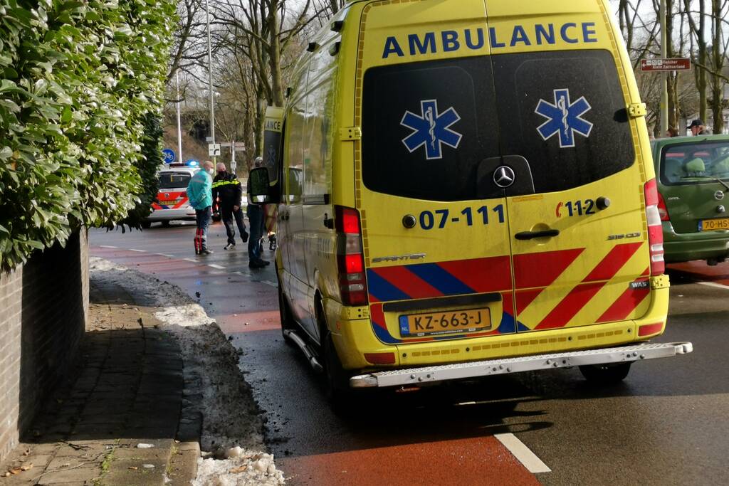 Fietser ernstig gewond na val over stoeprand