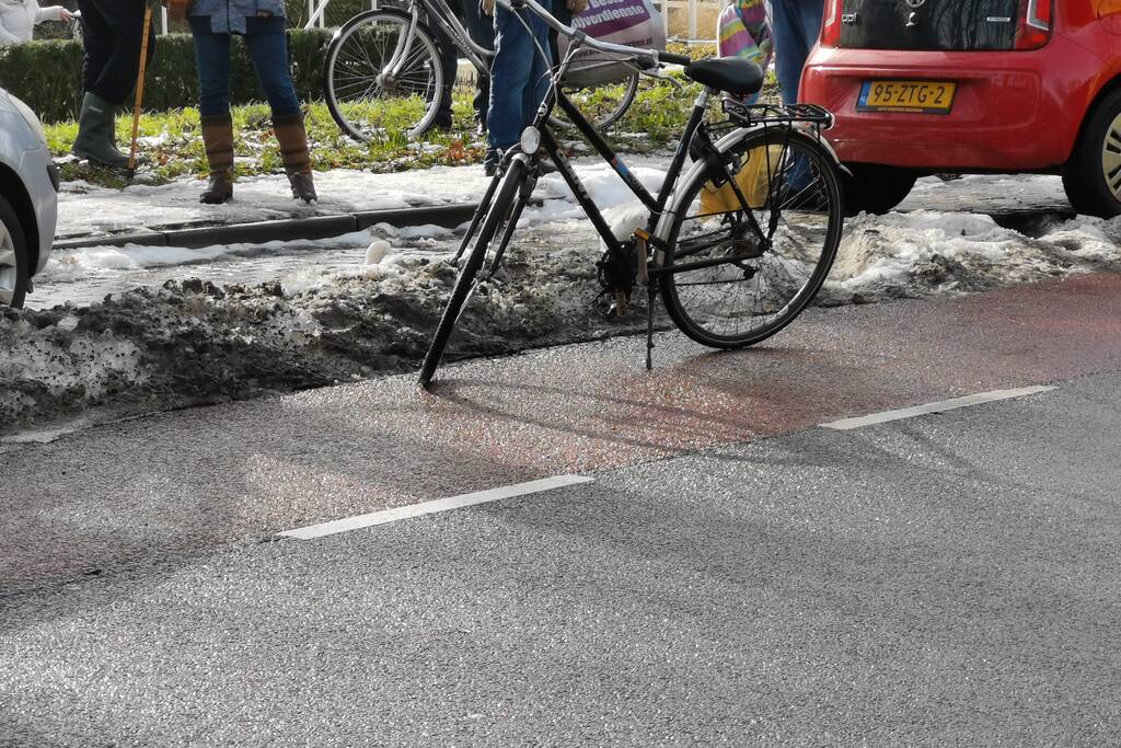 Fietser ernstig gewond na val over stoeprand