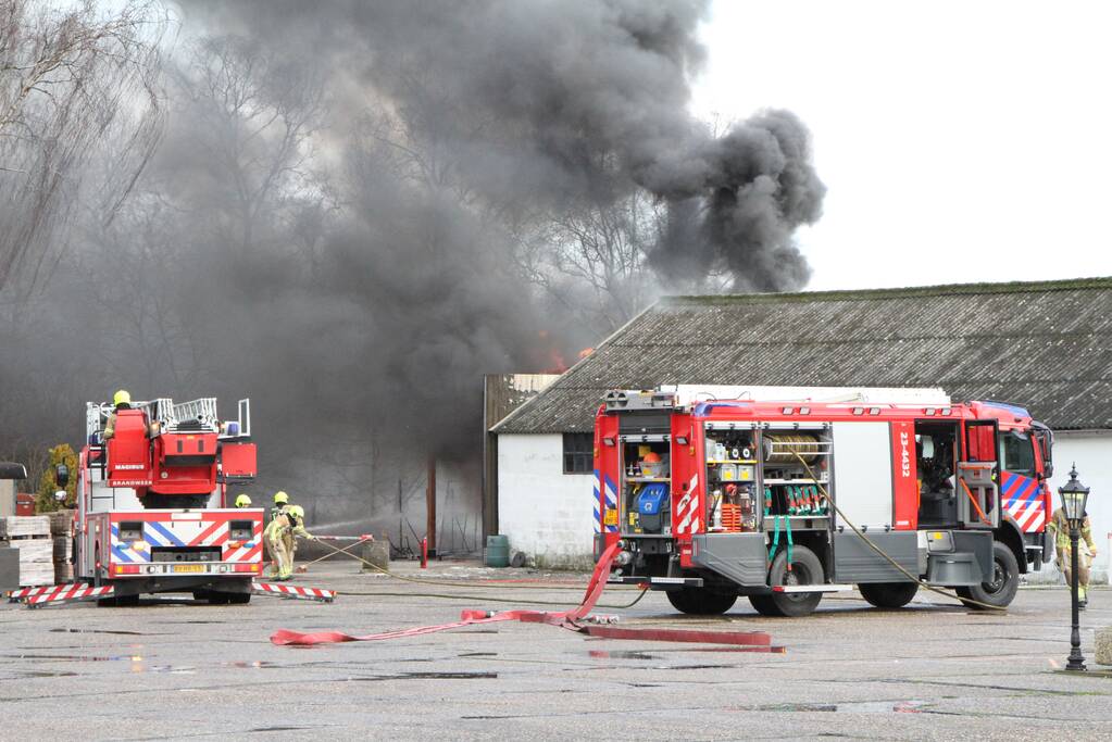 Enorme rookwolken bij brand in schuur