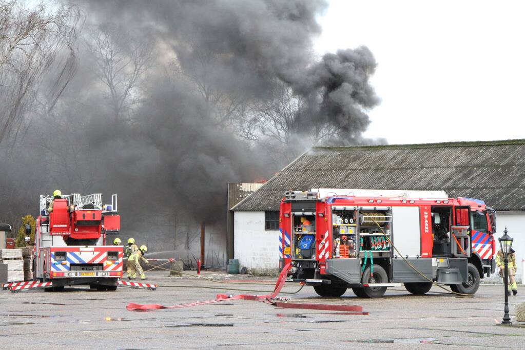 Enorme rookwolken bij brand in schuur