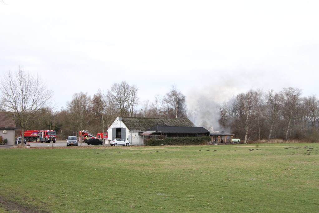 Enorme rookwolken bij brand in schuur