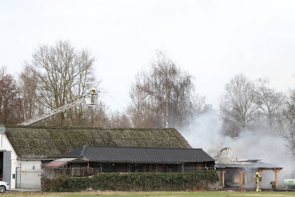 Enorme rookwolken bij brand in schuur