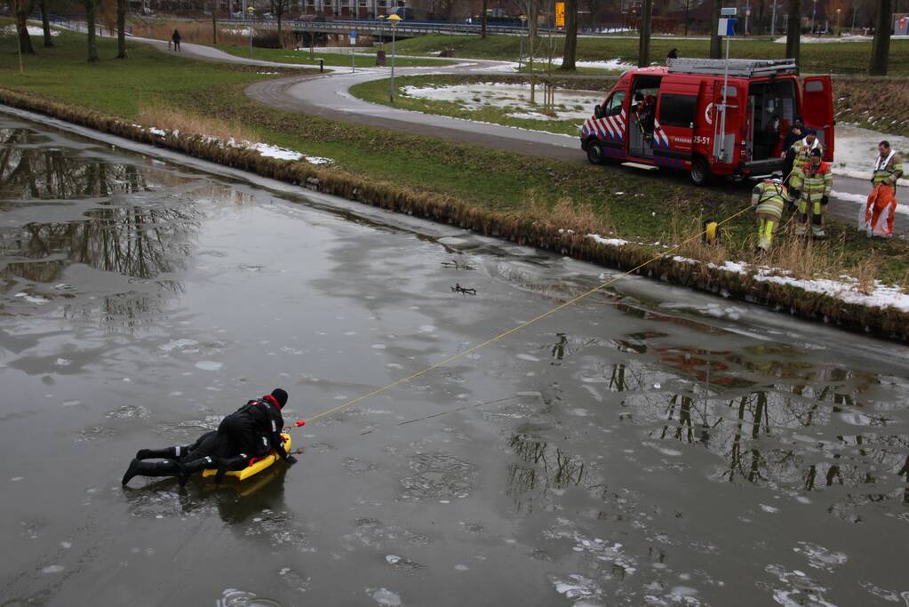 Brandweer oefent in ijskoude Gelderse Diep