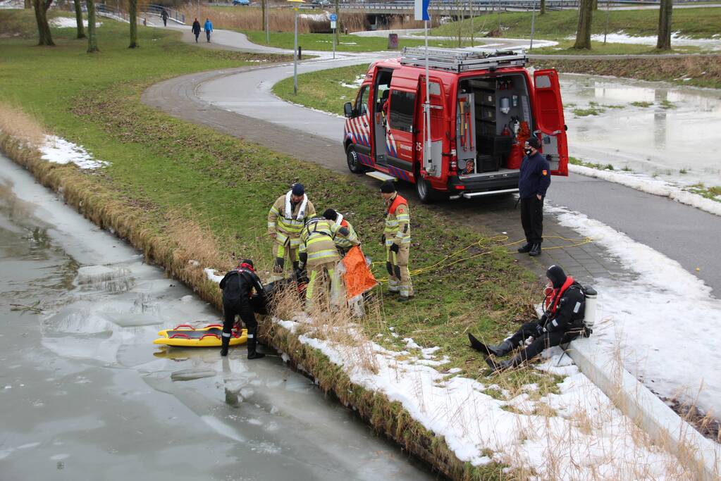 Brandweer oefent in ijskoude Gelderse Diep