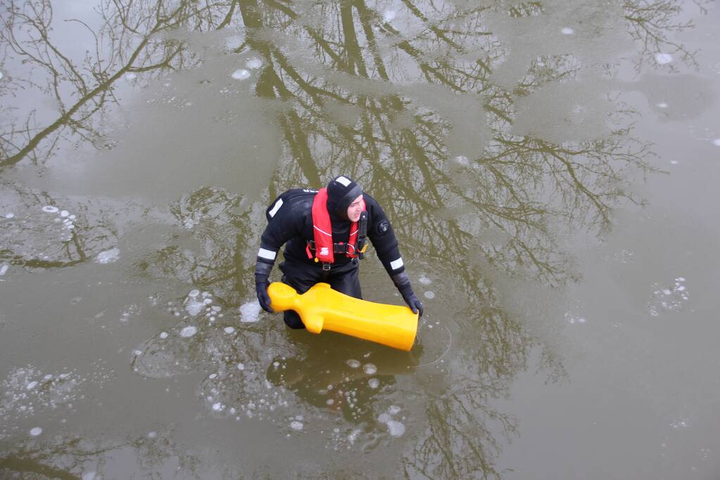 Brandweer oefent in ijskoude Gelderse Diep