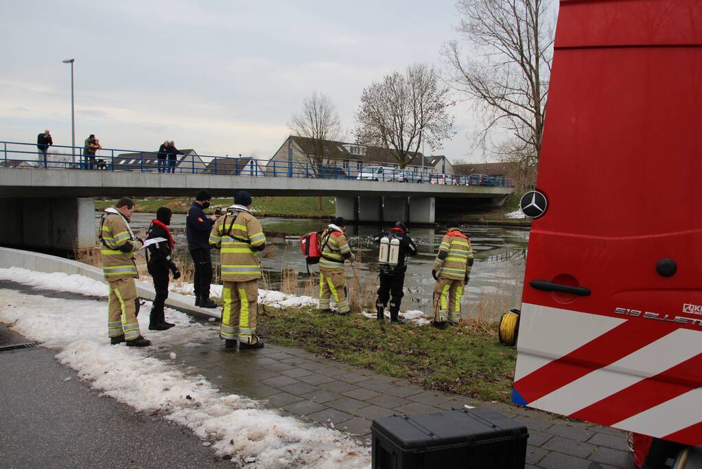 Brandweer oefent in ijskoude Gelderse Diep