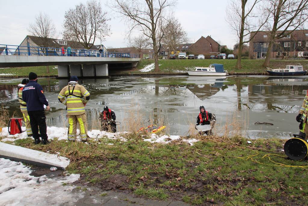 Brandweer oefent in ijskoude Gelderse Diep