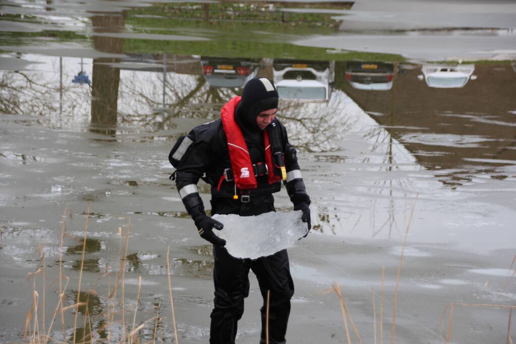 Brandweer oefent in ijskoude Gelderse Diep