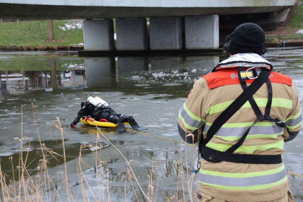 Brandweer oefent in ijskoude Gelderse Diep