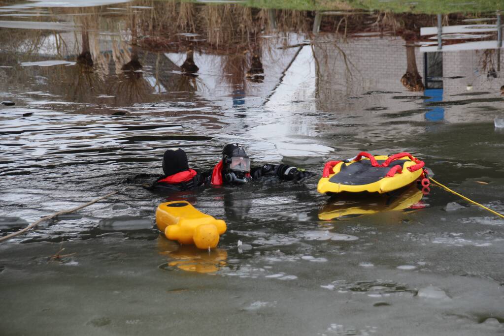 Brandweer oefent in ijskoude Gelderse Diep