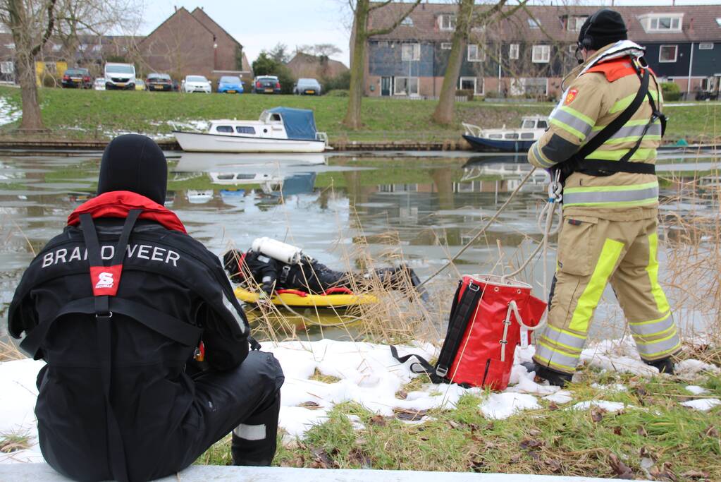 Brandweer oefent in ijskoude Gelderse Diep