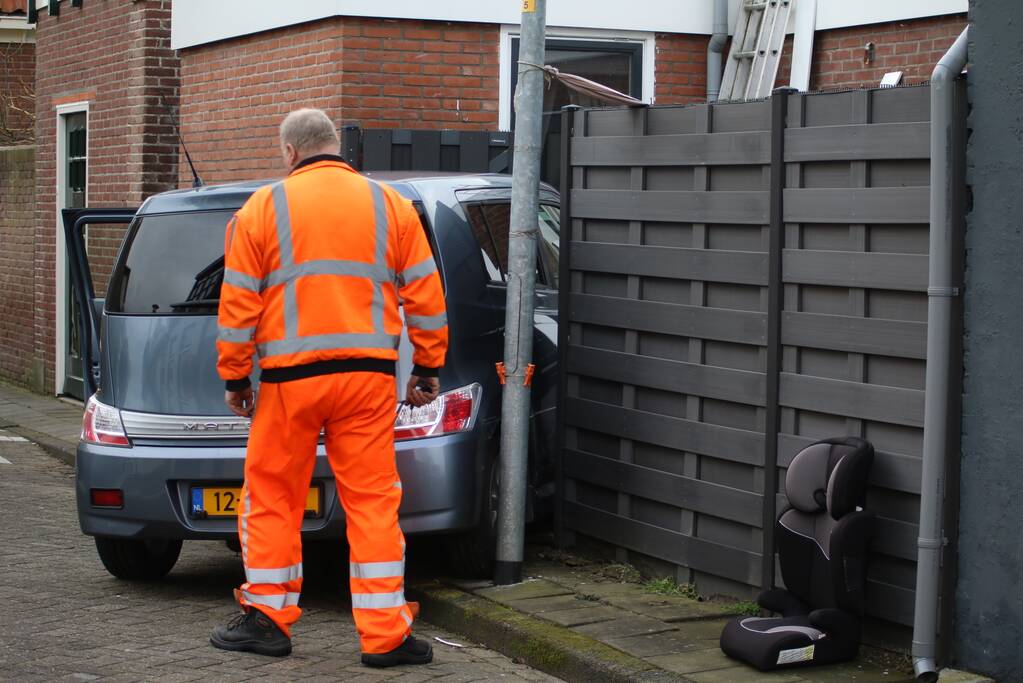 Auto knalt dwars door schutting bij uitwijkmanoeuvre