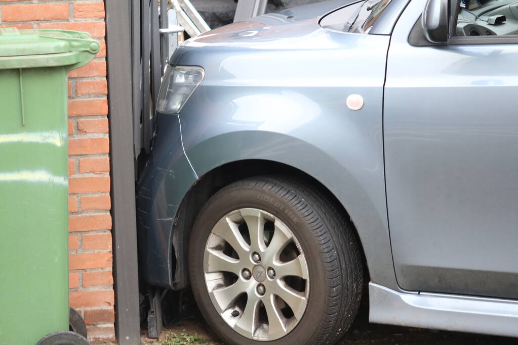 Auto knalt dwars door schutting bij uitwijkmanoeuvre