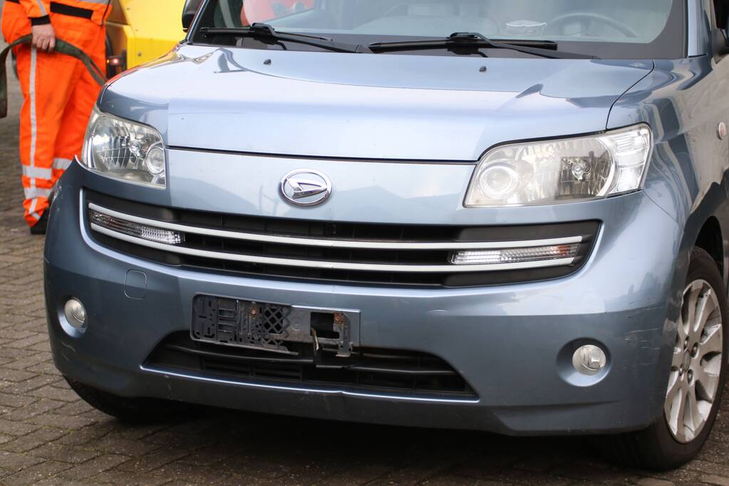 Auto knalt dwars door schutting bij uitwijkmanoeuvre