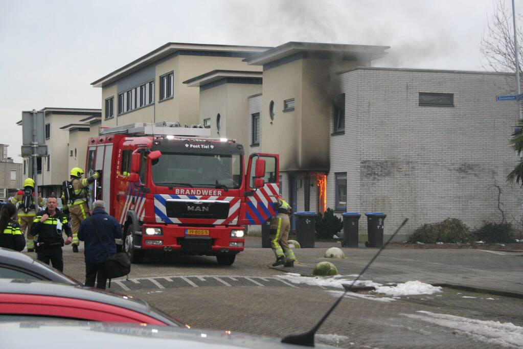 Veel schade bij uitslaande woningbrand
