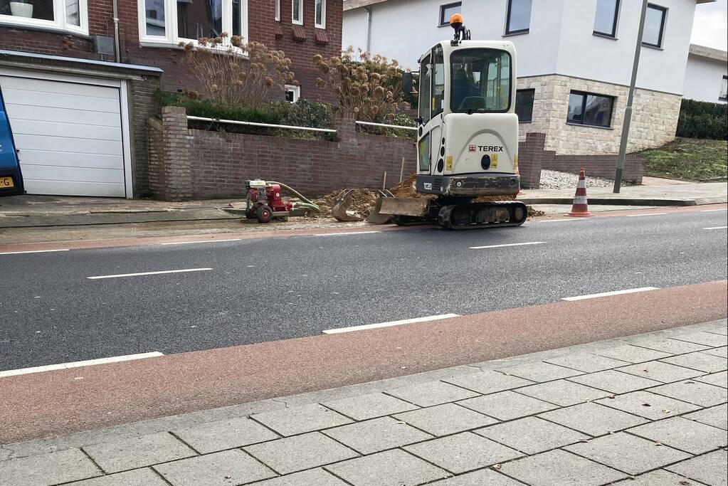 Straat onder water na leidingbreuk