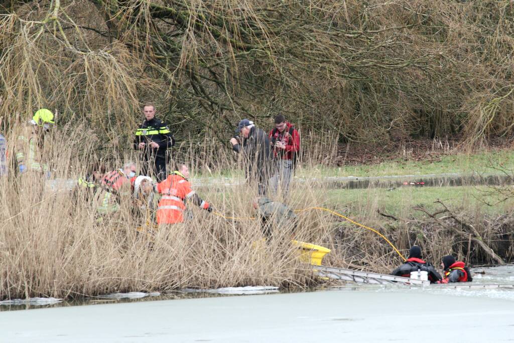 Jongen springt hond achterna en zakt door ijs