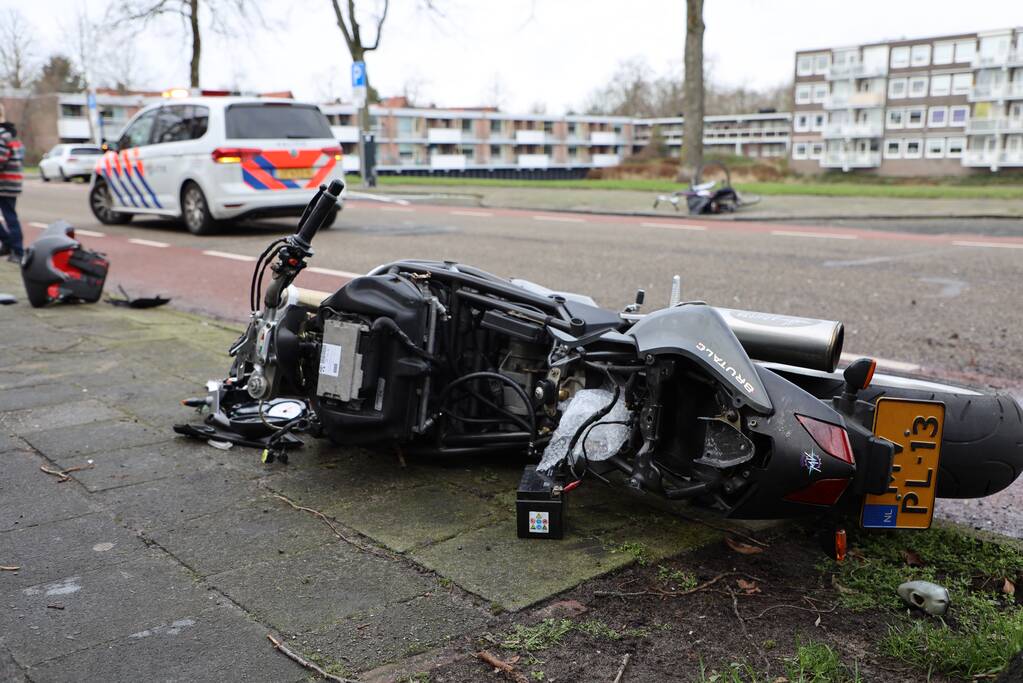 Motorrijder botst op auto die uit parkeervak rijdt