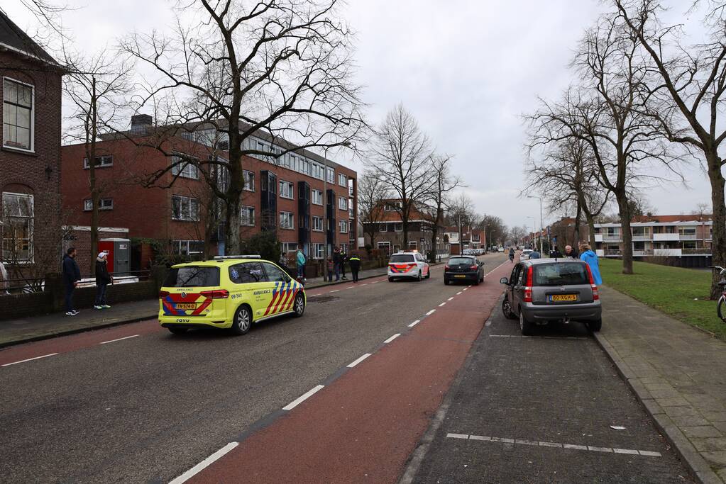 Motorrijder botst op auto die uit parkeervak rijdt