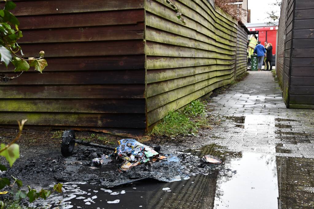 Papiercontainer brandt volledig uit