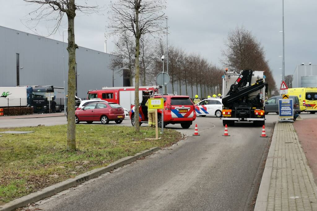 Bestelbus en auto botsen op kruising
