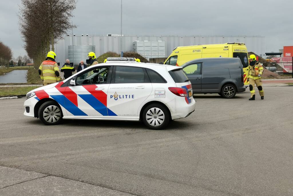 Bestelbus en auto botsen op kruising