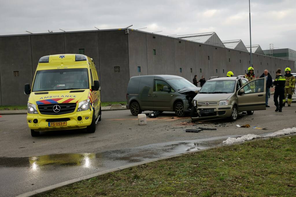 Bestelbus en auto botsen op kruising